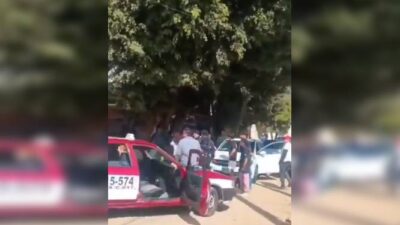 VIDEO: ‘¡Ya le rompieron la cabeza!’; taxista recibe injusta golpiza de vecinos