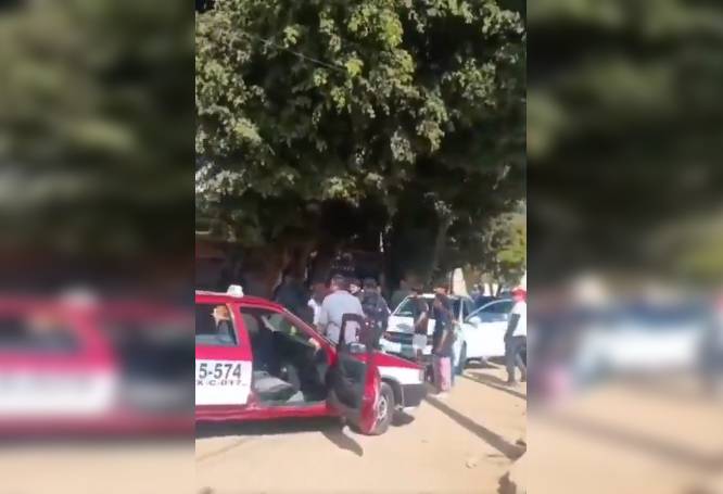 VIDEO: ‘¡Ya le rompieron la cabeza!’; taxista recibe injusta golpiza de vecinos