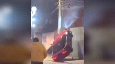 VIDEO: Chavito intenta ‘quemar llanta’ para impresionar a sus amigos y estrella un deportivo