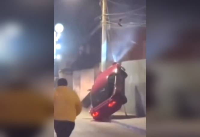 VIDEO: Chavito intenta ‘quemar llanta’ para impresionar a sus amigos y estrella un deportivo