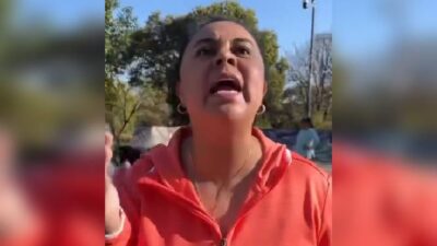 VIDEO: Señora pierde la razón, golpea y amenaza a un joven skate