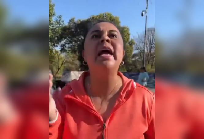 VIDEO: Señora pierde la razón, golpea y amenaza a un joven skate