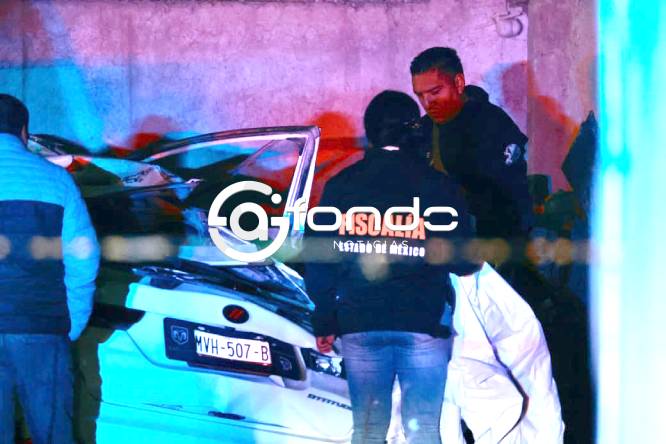 TERRIBLE. Conductora se mete a una casa con todo y coche; su acompañante murió