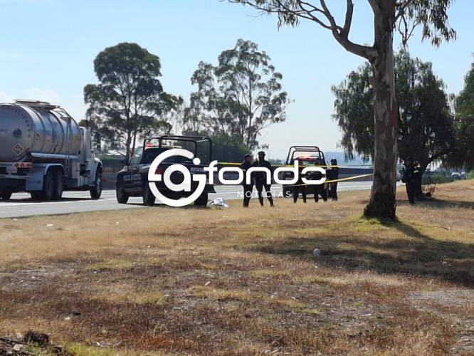 ÚLTIMA HORA. Dejan cuerpo de un joven con cinta en la cara y manos junto a autopista de Edomex