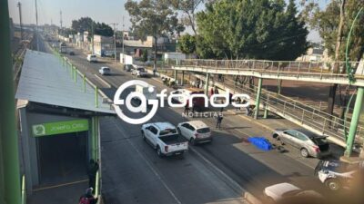 URGENTE: Iba a cambiar una llanta y muere arrollado junto al Mexibús