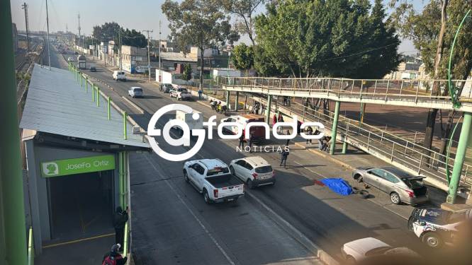 URGENTE: Iba a cambiar una llanta y muere arrollado junto al Mexibús