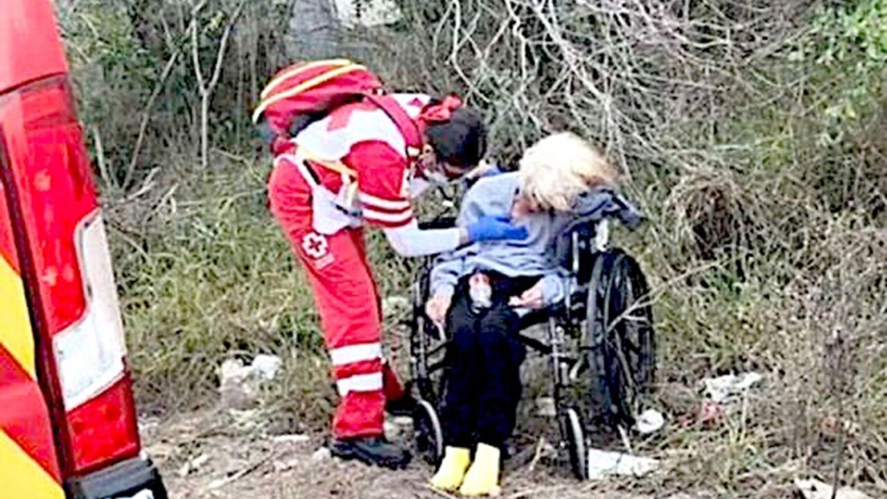 DRAMA: Doña Nilda fue abandonada en una carretera; es de Estados Unidos y la vinieron a dejar