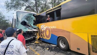 VIDEO: Autobuses de pasajeros se estrellan de frente; hay 2 muertos y 11 heridos
