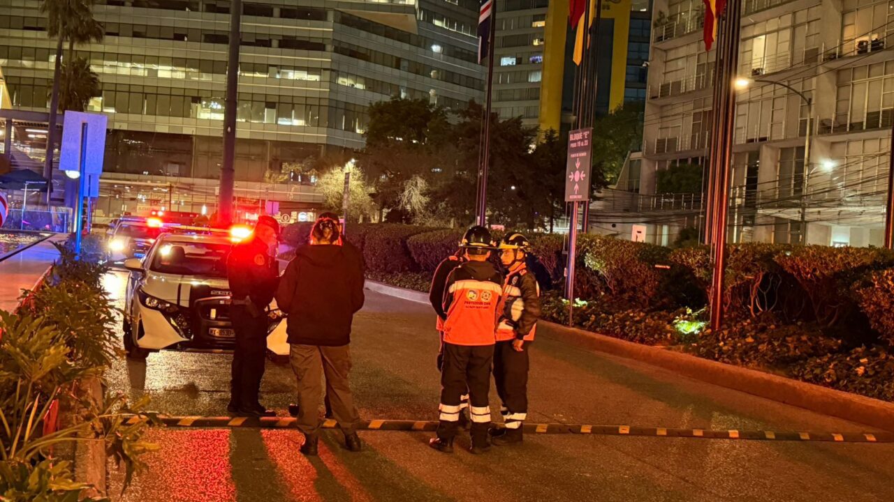 TERRIBLE: Nadie cuidaba a un niño de tres años; se atoró en la escalera eléctrica y terminó amputado