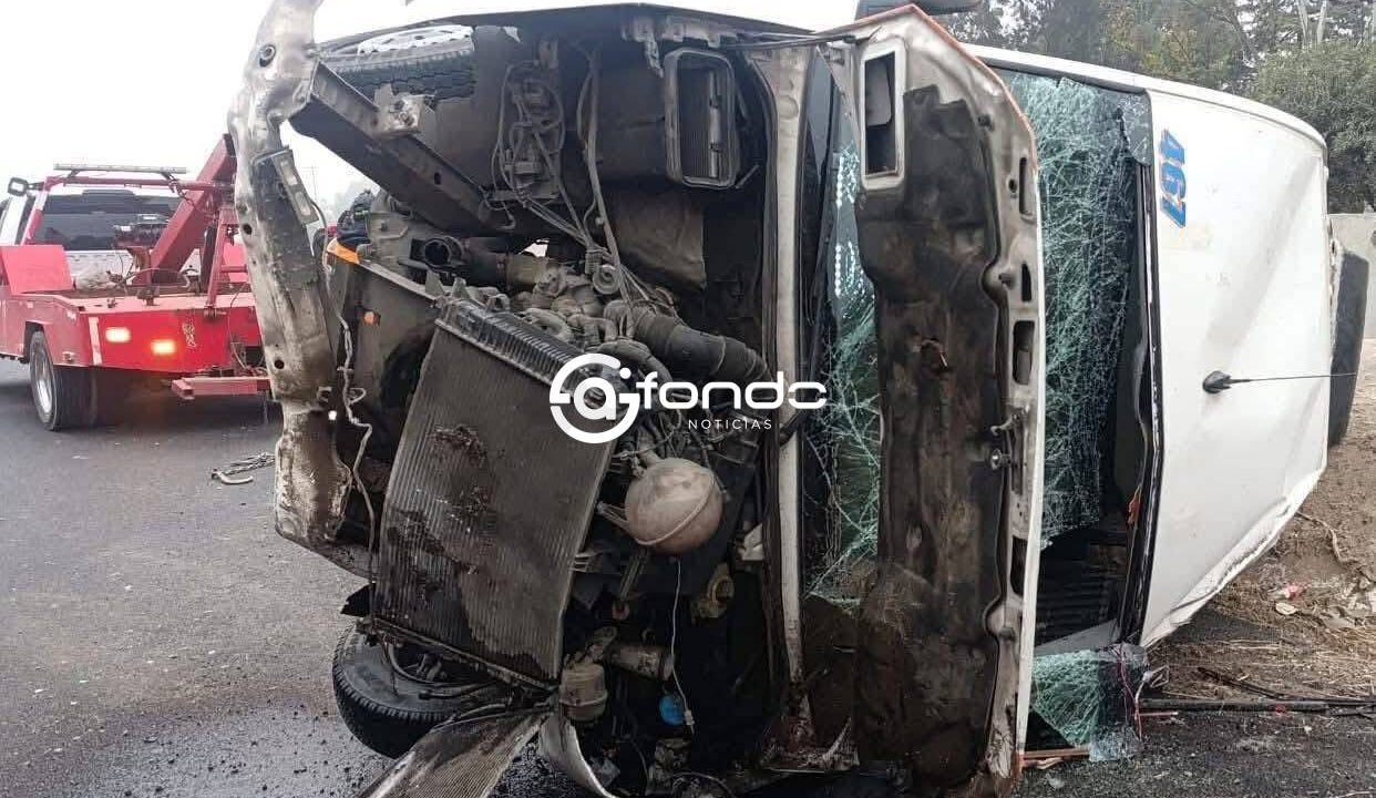 VIDEO: Chofer de combi furioso provoca volcadura en el Circuito Mexiquense; hay 14 heridos