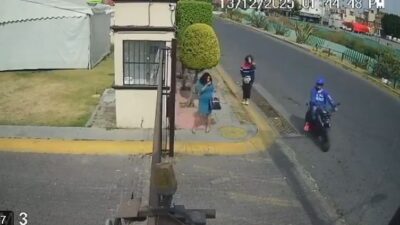 VIDEO: Mujer baja de un taxi y en segundos la asaltan en Ecatepec