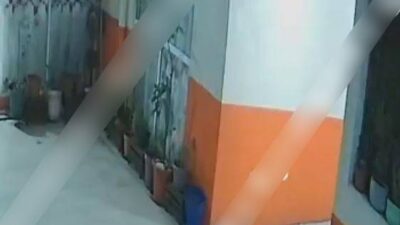 VIDEO: ‘¡El señor me tiró!’; borracho derriba de una patada a un niño que jugaba