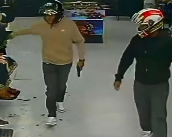 VIDEO: Asaltantes atacan a motociclista en una barbería frente a niños