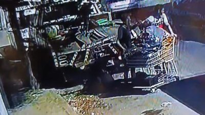 VIDEO: Cochinos in fraganti; sujetos riegan bolsas de basura en calles de Ecatepec