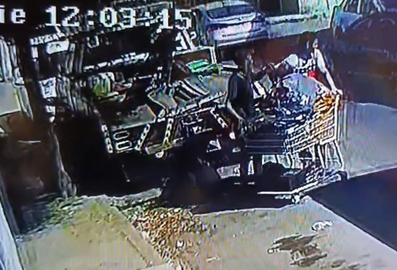 VIDEO: Cochinos in fraganti; sujetos riegan bolsas de basura en calles de Ecatepec