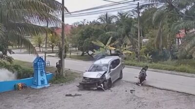 VIDEO: Motociclista choca, ‘vuela’ varios metros y cae a un río