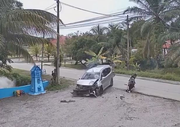 VIDEO: Motociclista choca, ‘vuela’ varios metros y cae a un río