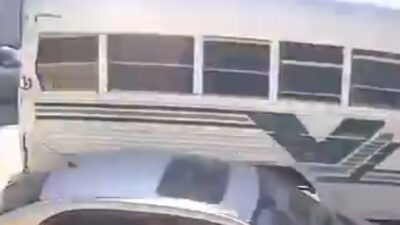 VIDEO: Chofer de camión avienta al asfalto a un estudiante que pedía descuento