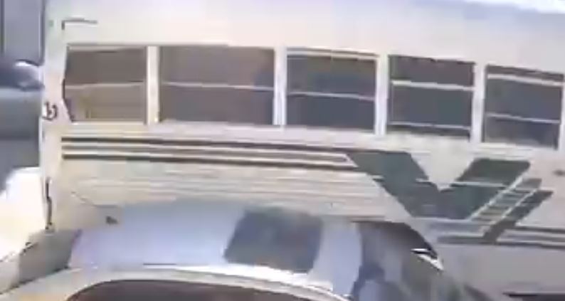 VIDEO: Chofer de camión avienta al asfalto a un estudiante que pedía descuento