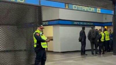 URGENTE: Señor esperaba el tren y muere de repente en el andén del Metro