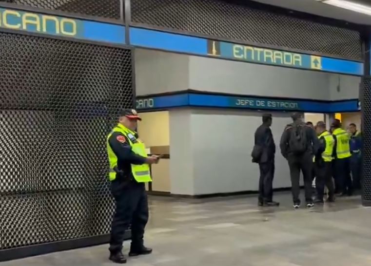 URGENTE: Señor esperaba el tren y muere de repente en el andén del Metro