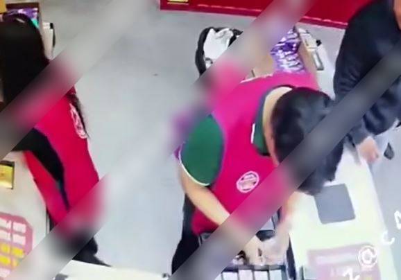 VIDEO: Clientes y empleados se unen para dar severa golpiza a un asaltante