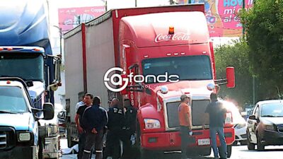 DRAMÁTICO. Familiares de Ángel David lloraban, rezaban y se abrazaban; el joven repartidor murió arrollado por un tráiler de Coca Cola