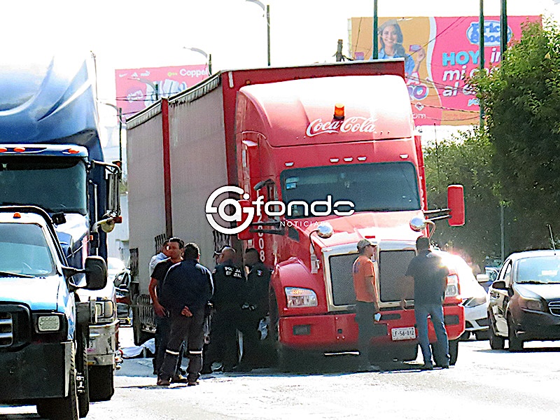 DRAMÁTICO. Familiares de Ángel David lloraban, rezaban y se abrazaban; el joven repartidor murió arrollado por un tráiler de Coca Cola