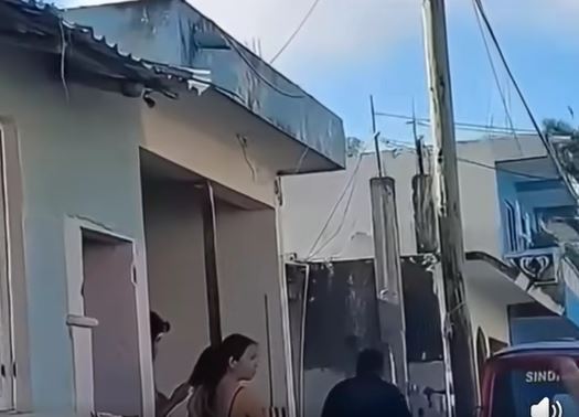 VIDEO: ‘Papi, no dejes que me lleven’; señor entrega a su hijo al saber que robaba