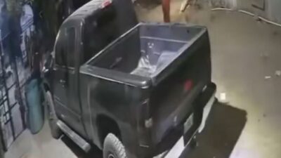 VIDEO: Mujer golpea brutalmente y manda al suelo a su hija de tres años