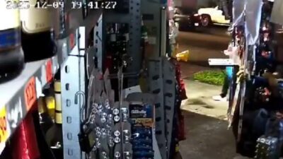 VIDEO: ‘¡No invente, don Pepe!’; ratero apuñala al dueño de una tiendita