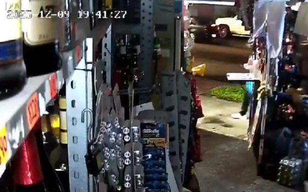 VIDEO: ‘¡No invente, don Pepe!’; ratero apuñala al dueño de una tiendita