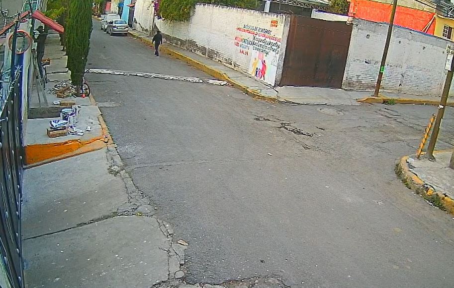 VIDEO: Albañiles se ganaban la vida y unos criminales les quitan su bicicleta