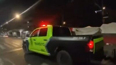 VIDEO: Criminales en moto le queman los ojos a un policía con un extintor