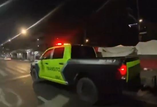 VIDEO: Criminales en moto le queman los ojos a un policía con un extintor