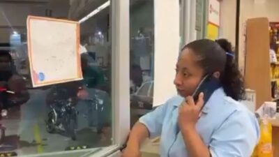 VIDEO: Empleada de Farmacia Guadalajara ‘secuestra’ y roba a una clienta