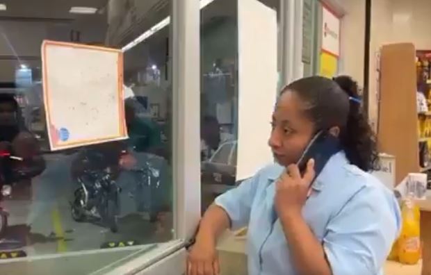 VIDEO: Empleada de Farmacia Guadalajara ‘secuestra’ y roba a una clienta