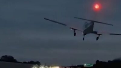 VIDEO: Mujer conducía en la autopista y le cae encima una avioneta