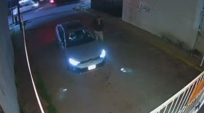 VIDEO: Conductor y su pareja son ‘cazados’ por criminales y les quitan su carro