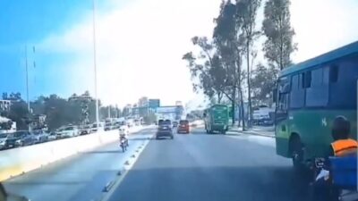 VIDEO: Motociclista invade carril confinado y en segundos aprendió una lección