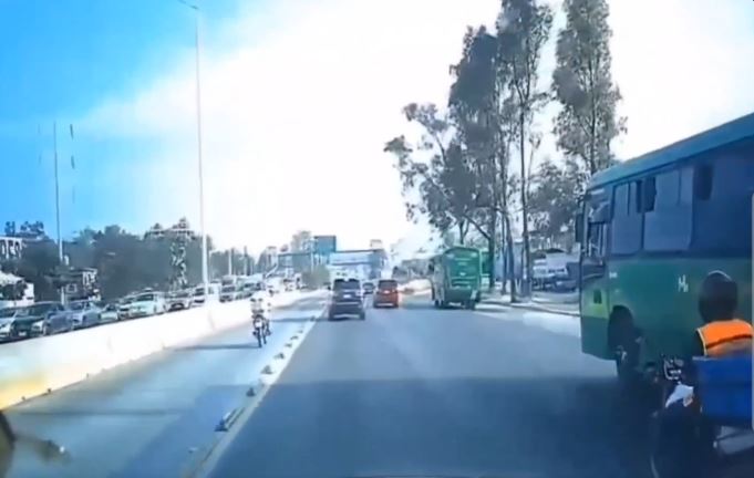 VIDEO: Motociclista invade carril confinado y en segundos aprendió una lección