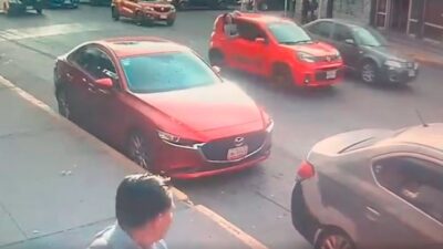 VIDEO: Mujer asoma medio cuerpo y grita por ayuda desde un auto en Edomex