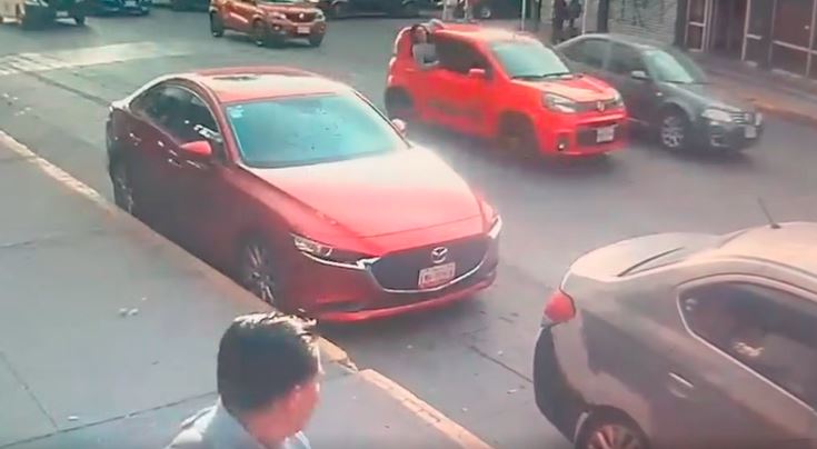 VIDEO: Mujer asoma medio cuerpo y grita por ayuda desde un auto en Edomex