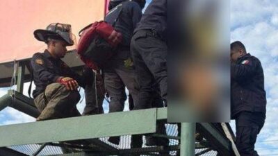 VIDEO: Policía salva la vida a un hombre extranjero a varios metros de altura