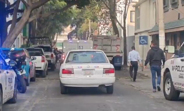 TERRIBLE: Señor podaba árboles cuando una abuela al volante lo aplastó