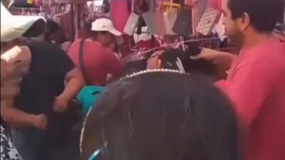 VIDEO: ‘Con el cuchillo no’; tianguistas someten y cortan el cabello a presuntas ladronas