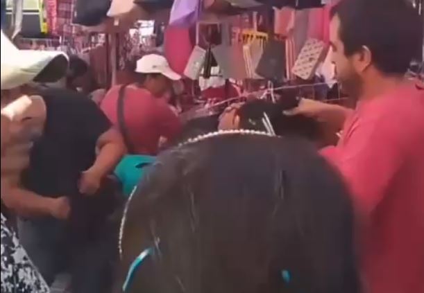 VIDEO: ‘Con el cuchillo no’; tianguistas someten y cortan el cabello a presuntas ladronas