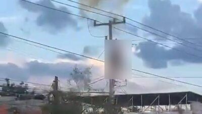 VIDEO: Ladrón sube a un poste, recibe enorme descarga eléctrica y cae en una patrulla