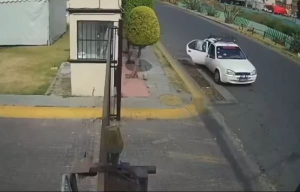 VIDEO. Mujer retira 70 mil del banco y delincuentes la siguieron hasta su casa para asaltarla