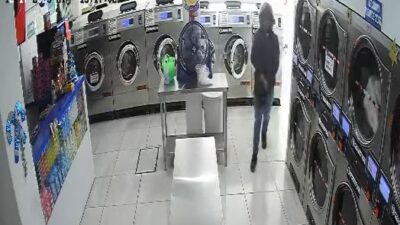 VIDEO: Asaltantes con cascos amenazan a clientes y empleados de una lavandería